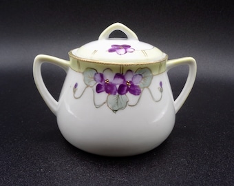 Sucrier peint à la main « Meito China » fabriqué par Nagoya Seitosho Ltd. au Japon. Entre 1908 et 1920.  En excellent état.