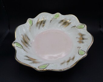 Bol de présentation en porcelaine peinte à la main fabriqué par KPM en Bavière vers 1880