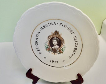 Assiette décorative pour le jubilé d'argent de la reine Elizabeth II en 1977 avec l'image de la reine et la devise royale. Fabriqué aux États-Unis et décoré au Canada