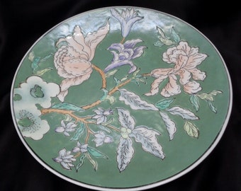 Assiette en porcelaine fine de 10 1/4" peinte à la main de la période Qianlong de la dynastie Qing (copie). Années 1950 pour la porcelaine d'exportation chinoise.