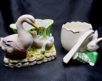 Cache-pot en porcelaine représentant une mère oie et un oisons. Et une tasse en porcelaine pour enfant avec un lapin et une anse en ski.