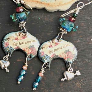 Pendientes artesanales esmaltados de San Valentín * Poema de amor * Pendientes con la inscripción "Oh Doubt Not My Love" Pendientes estilo bohemio * Idea de regalo de joyería OOAK