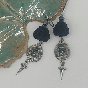 Schedeloorbellen * Dolk* Artisan Pewter Inviciti * Polymeer zwarte rozen * OOAK-sieraden