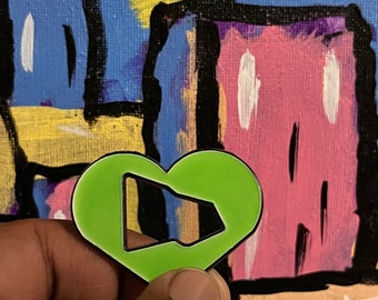 Spilla New Era con montatura a forma di cuore verde