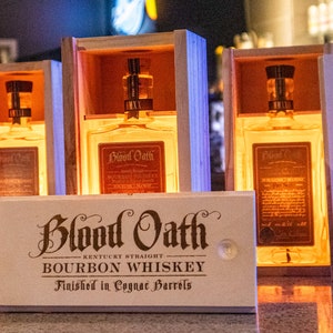 Blood Oath Bourbon Whiskey-lampa | Bourbon-presenter | Whiskeydekor | Man Cave