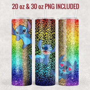 Op de afbeelding: Drie 20 oz en 30 oz roestvrijstalen tumblers met een regenboog glitter achtergrond en een blauw cartoon personage met verschillende uitdrukkingen. De tumblers zijn ontworpen met een luipaardprint patroon op de middelste tumbler.