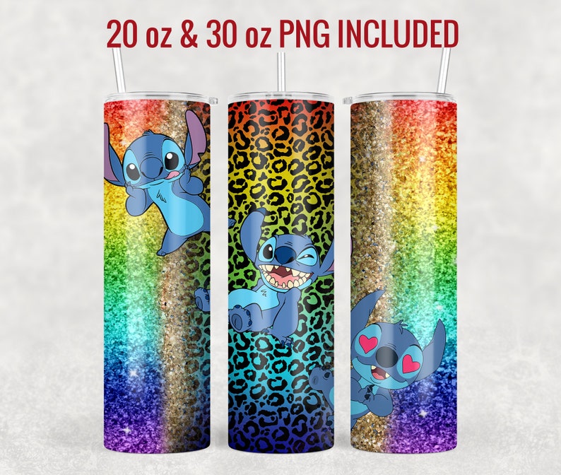 Op de afbeelding: Drie 20 oz en 30 oz roestvrijstalen tumblers met een regenboog glitter achtergrond en een blauw cartoon personage met verschillende uitdrukkingen. De tumblers zijn ontworpen met een luipaardprint patroon op de middelste tumbler.