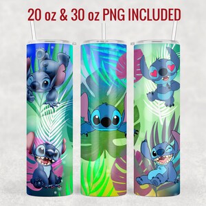 Op de afbeelding: Drie 20 oz en 30 oz roestvrijstalen bekers met een tropisch bladontwerp en afbeeldingen van Stitch uit Lilo & Stitch. De bekers zijn blauw, groen en paars.