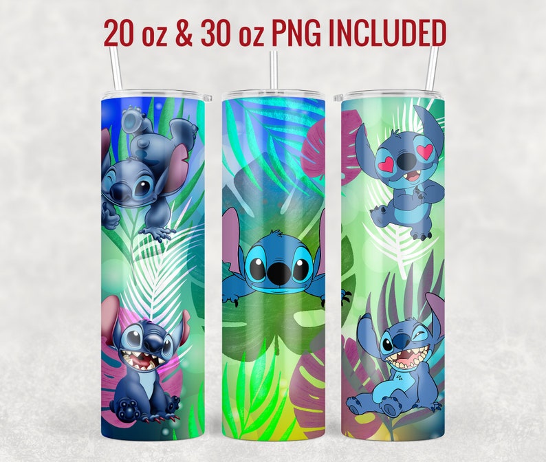 Op de afbeelding: Drie 20 oz en 30 oz roestvrijstalen bekers met een tropisch bladontwerp en afbeeldingen van Stitch uit Lilo & Stitch. De bekers zijn blauw, groen en paars.