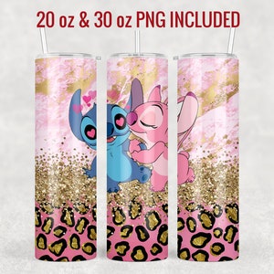 Op de afbeelding: Twee 20 oz en 30 oz roestvrijstalen tumblers met een roze en gouden marmerdesign. De tumblers hebben een afbeelding van Stitch en Angel uit de Disney-film Lilo & Stitch. De afbeelding is omgeven door gouden glitter en een roze en gouden luipaardprint.