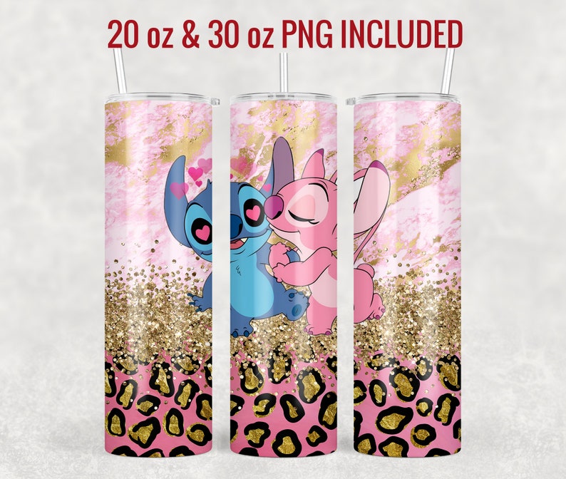 Op de afbeelding: Twee 20 oz en 30 oz roestvrijstalen tumblers met een roze en gouden marmerdesign. De tumblers hebben een afbeelding van Stitch en Angel uit de Disney-film Lilo & Stitch. De afbeelding is omgeven door gouden glitter en een roze en gouden luipaardprint.