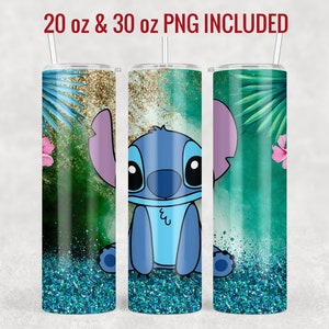 Op de afbeelding: Een 20 oz en 30 oz tumbler-ontwerp met Stitch van Lilo & Stitch die op een groene en gouden glitterachtergrond zit met tropische bladeren en roze bloemen.
