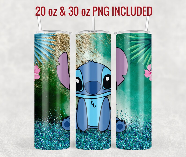 Op de afbeelding: Een 20 oz en 30 oz tumbler-ontwerp met Stitch van Lilo & Stitch die op een groene en gouden glitterachtergrond zit met tropische bladeren en roze bloemen.
