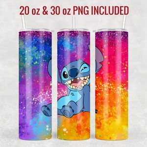 Op de afbeelding: Een 20 oz en 30 oz tumbler-ontwerp met een blauw cartoonfiguur met een ondeugende grijns, tegen een kleurrijke achtergrond van paars, roze, oranje en geel met glitteraccenten.