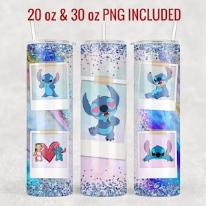 Op de afbeelding: Drie 20 oz en 30 oz roestvrijstalen tumblers met een blauwe glitterafwerking. Elke tumbler heeft een ander beeld van Stitch uit Lilo & Stitch in een Polaroid-frame. De afbeeldingen tonen Stitch met hartjes voor ogen, Stitch met gekruiste armen en Stitch met zijn tong uitstekend. De tumblers zijn perfect voor het vasthouden van warme of koude dranken.
