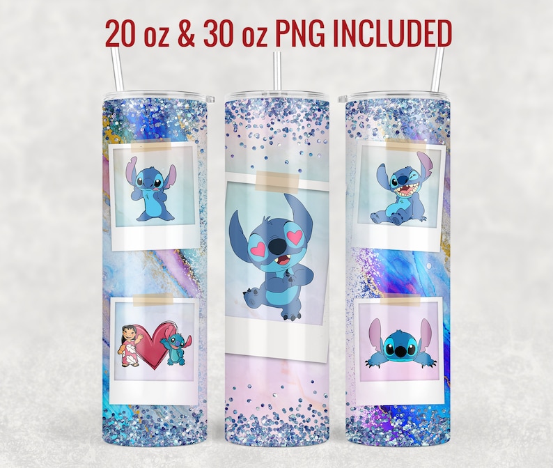 Op de afbeelding: Drie 20 oz en 30 oz roestvrijstalen tumblers met een blauwe glitterafwerking. Elke tumbler heeft een ander beeld van Stitch uit Lilo & Stitch in een Polaroid-frame. De afbeeldingen tonen Stitch met hartjes voor ogen, Stitch met gekruiste armen en Stitch met zijn tong uitstekend. De tumblers zijn perfect voor het vasthouden van warme of koude dranken.
