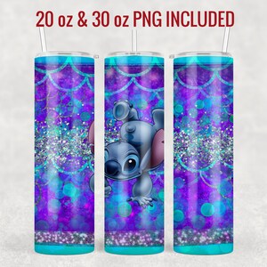 Op de afbeelding: Een 20 oz en 30 oz tumbler met een paarse en blauwe glitterachtergrond. De tumbler heeft een cartoon afbeelding van Stitch uit Lilo & Stitch. De tekst "20 oz & 30 oz PNG INCLUDED" staat bovenaan de afbeelding.