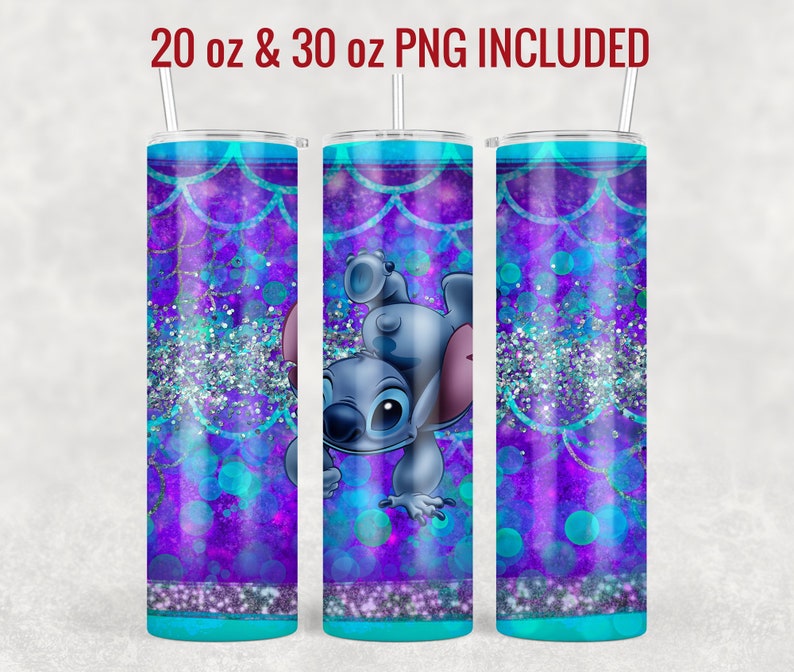Op de afbeelding: Een 20 oz en 30 oz tumbler met een paarse en blauwe glitterachtergrond. De tumbler heeft een cartoon afbeelding van Stitch uit Lilo & Stitch. De tekst "20 oz & 30 oz PNG INCLUDED" staat bovenaan de afbeelding.