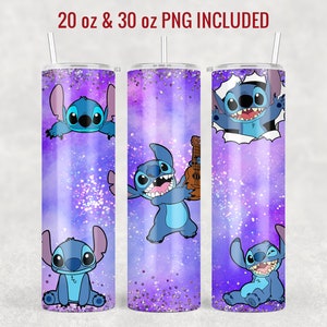 Op de afbeelding: Drie 20 oz en 30 oz tumbler-ontwerpen met Stitch uit Lilo & Stitch. De ontwerpen tonen Stitch in verschillende poses op een paarse en blauwe galaxy-achtergrond met glitter.