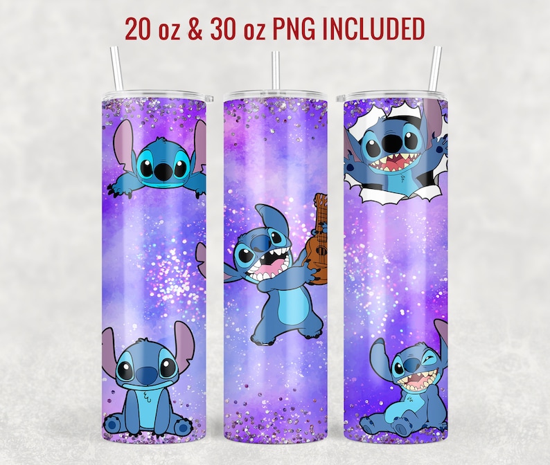 Op de afbeelding: Drie 20 oz en 30 oz tumbler-ontwerpen met Stitch uit Lilo & Stitch. De ontwerpen tonen Stitch in verschillende poses op een paarse en blauwe galaxy-achtergrond met glitter.