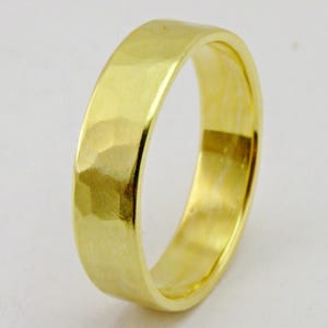 5 mm * 1,2 mm, massives 8K Gelbgold matt gehämmerter Ehering, gehämmerter Ring, Ehering aus massivem Gelbgold, Gelbgold gehämmertes Band