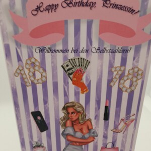 Könnte beinhalten: Eine pink-weiß gestreifte Karte mit dem Text "Happy Birthday, Prinzessin!" und "Willkommen bei den Selbstzahlern!"  Die Karte zeigt eine Frau mit blonden Haaren, eine Handtasche, Lippenstift, High Heels und ein Handy. Die Zahlen 18 sind mit Strasssteinen verziert.