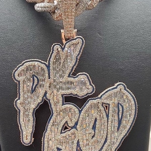 PKGOD Pingente personalizado de moissanita para homens | Pingente com efeito iced out de 6,35 cm de altura e 8,85 cm de largura em prata 925 e acabamento em ouro 14K | Joias de rapper