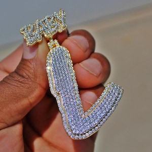 Pingente personalizado com letra L de moissanita e pingente BABY em prata 925, tamanho 3,25 x 5 cm, banhado a ouro 14K, aprovado por testador de diamantes, joia de rapper