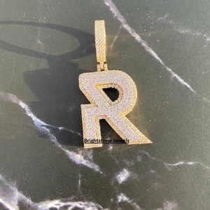 Colgante personalizado con la letra "R", moissanita VVS1 de 5 quilates en plata 925 con un toque de oro de 14 k, aprobado por un probador de diamantes, joyería de rapero.