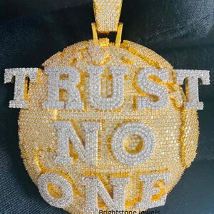 Pingente de letra TRUST NO ONE | Pingente World | Pingente Rapper Pingente personalizado em prata 925 e acabamento em ouro 14k | Pingente Hip Hop | Testador aprovado
