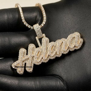 Colgante de letra de moissanita personalizado con acabado totalmente esmaltado, dije con nombre personalizado en plata 925, colgante unisex con placa de identificación, aprobado por un probador de diamantes.
