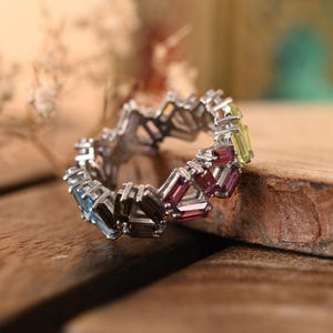 Anillo de boda hecho a mano con diseño de zigzag y múltiples piedras preciosas naturales, banda arcoíris y diseño Art Déco.