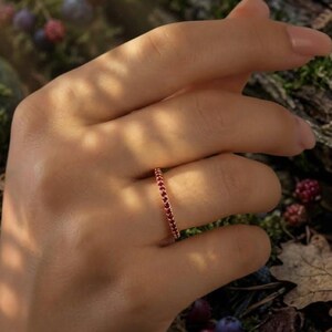 Granat voller Eternity Stacking Ring, zierlicher 14K Gold Januar Geburtsstein, moderner Alltagsring