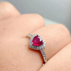 Anillo de compromiso con rubí talla corazón y halo de diamantes - Anillo de promesa de plata de ley 925 para mujer