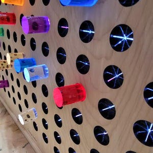 Wall-Mountable Giant Bright Light Peg Board - A Jumbo-Sized Take on a Classic (Giant bright LED Light Pegboard Lightbox LED Wall Panel Bild 8