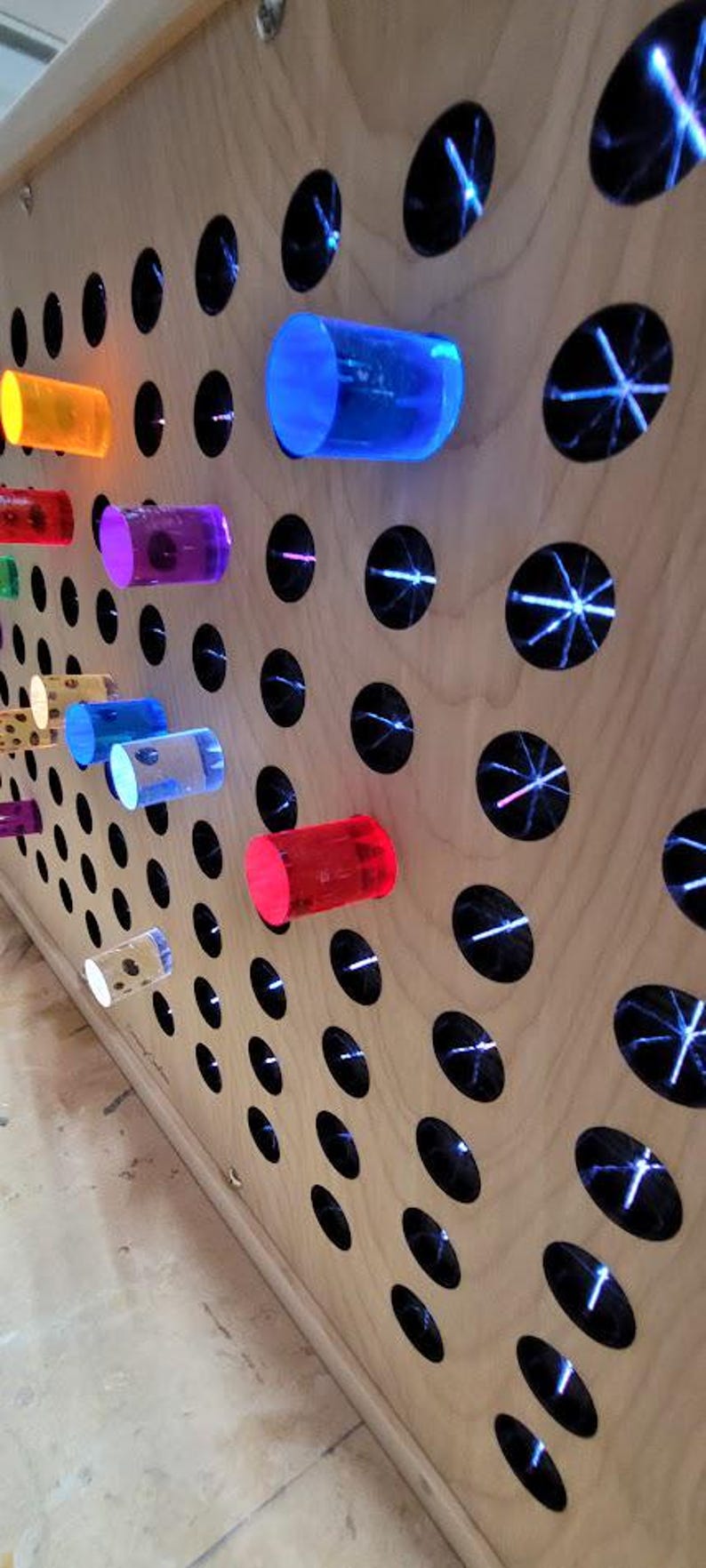 Wall-Mountable Giant Bright Light Peg Board - A Jumbo-Sized Take on a Classic (Giant bright LED Light Pegboard Lightbox LED Wall Panel Bild 8