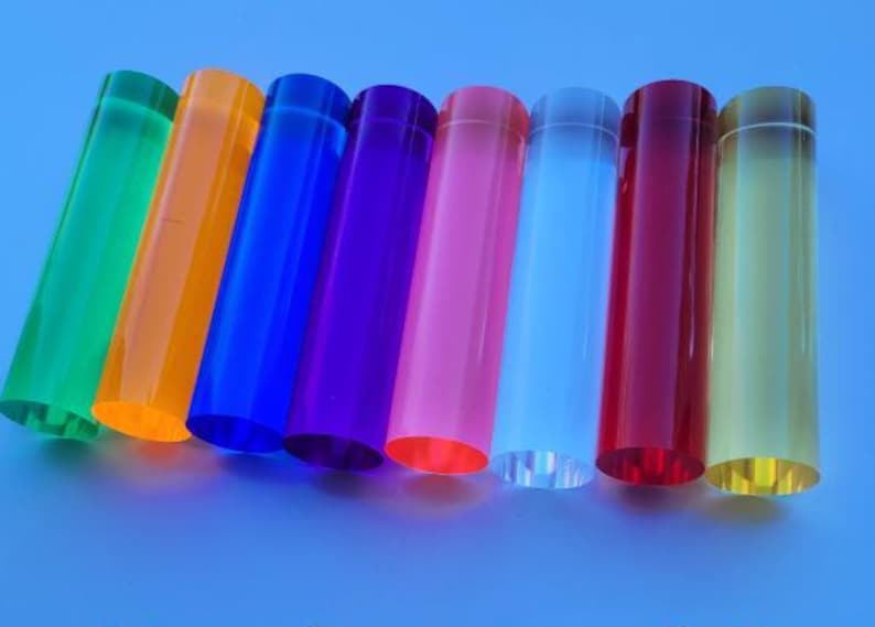Op de afbeelding: Acht acryl staven in verschillende kleuren: groen, oranje, blauw, paars, roze, lichtblauw, rood en geel.