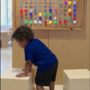 Wall-Mountable Giant Bright Light Peg Board - A Jumbo-Sized Take on a Classic (Giant bright LED Light Pegboard Lightbox LED Wall Panel Bild 3