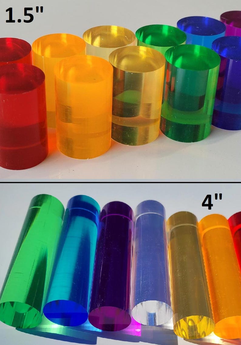 Op de afbeelding: Assortiment van kleurrijke acryl staven in twee maten, 1,5 inch en 4 inch. De staven zijn helder en doorschijnend, in verschillende kleuren zoals rood, oranje, geel, groen, blauw, paars en helder.