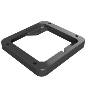 Pode incluir: Um quadro quadrado de plástico preto com uma borda elevada ao redor da borda. O quadro tem quatro pequenos orifícios nas laterais.