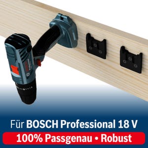 Op de afbeelding: Een blauwe en zwarte Bosch Professional 18V boor met een rode accent is gemonteerd op een houten muur met twee zwarte wandbevestigingen. De tekst "Für BOSCH Professional 18 V 100% Passgenau • Robust" wordt onder de afbeelding weergegeven.