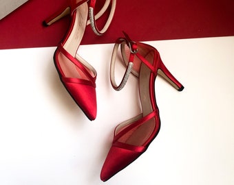 Chaussures de mariage rouges, chaussures en satin rouge, chaussures de mariage élégantes, chaussures de conception spéciale, chaussures de mariage détaillées en tulle, chaussures de mariage rouges, modèle de chaussure
