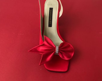 Chaussures de mariage à talons hauts rouges, sandales en satin rouge, chaussures de mariage à bout ouvert, détails de ruban modernes, sandales de mariage uniques, chaussures d’événement Styliah