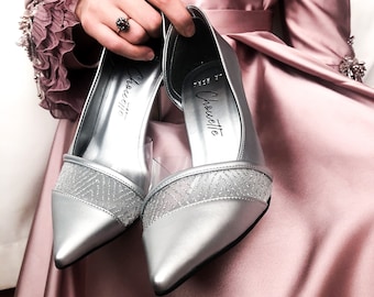 Chaussures de mariée argentées, talons de mariage élégants, chaussures design personnalisées, chaussures de détail en tulle, chaussures de mariée glamour, chaussures de mariée confortables, gris