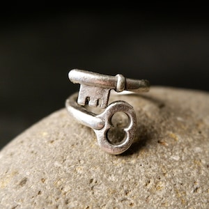 SLEUTELHANGER - Spiraalring • Slotring • Statementring • Dikke ring • Damessieraden • Minimalistisch • Wervelring • Bandring • Verstelbaar • QD46