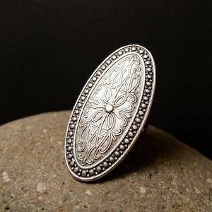 Gegraveerde boho-statementring: verstelbaar verzilverd messing