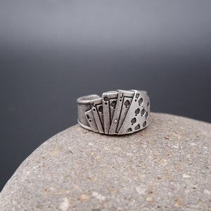 BAGUE DE CARTES À JOUER - Bague de poker • Bague de cartes en argent • Bague de chance • Bague de cartes de poker • Bague pour homme • Déclaration sculptée • Bague réglable • QD346