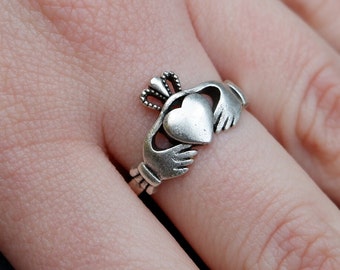 HAND HEART RING - Love Ring • Statement Ring • Chunky Ring • Hand Ring • Minimalist • Hand With Heart • Funny Ring • Adjustable Ring • QD358
