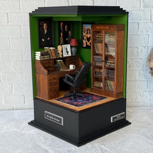 Diorama de oficina en miniatura iluminado personalizado: regalo personalizado para abogados, profesores y escritores. Decoración única hecha a mano con nombre y fotos.