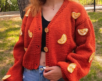 Cardigan citron surdimensionné tricoté à la main | Veste en tricot orange à grosses manches ballon pour femme | Tranche de citron en applique | Cardigan ample en tricot